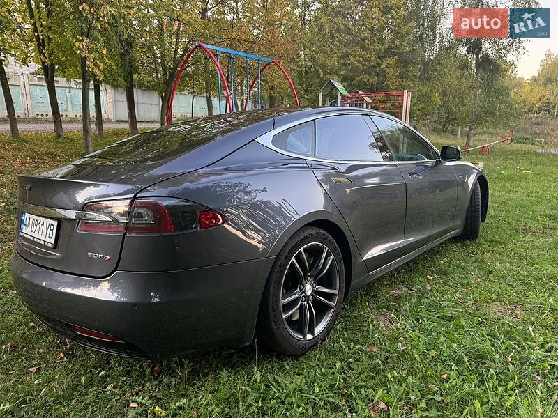 Ліфтбек Tesla Model S 2015 в Києві