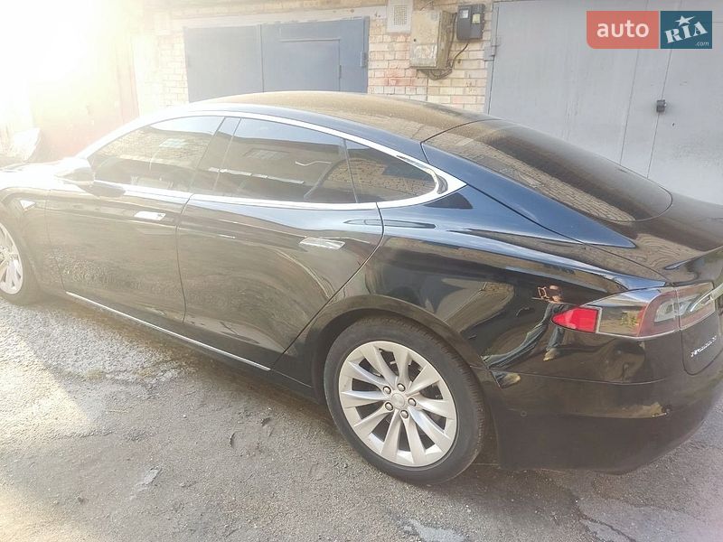 Ліфтбек Tesla Model S 2016 в Києві