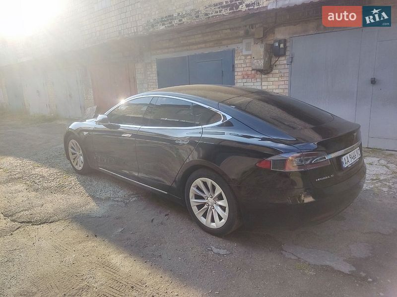 Ліфтбек Tesla Model S 2016 в Києві