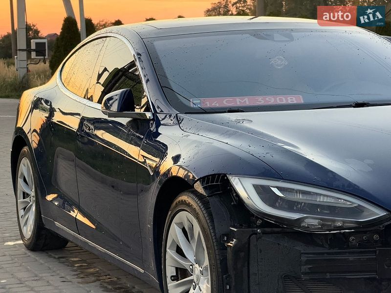 Лифтбек Tesla Model S 2016 в Львове