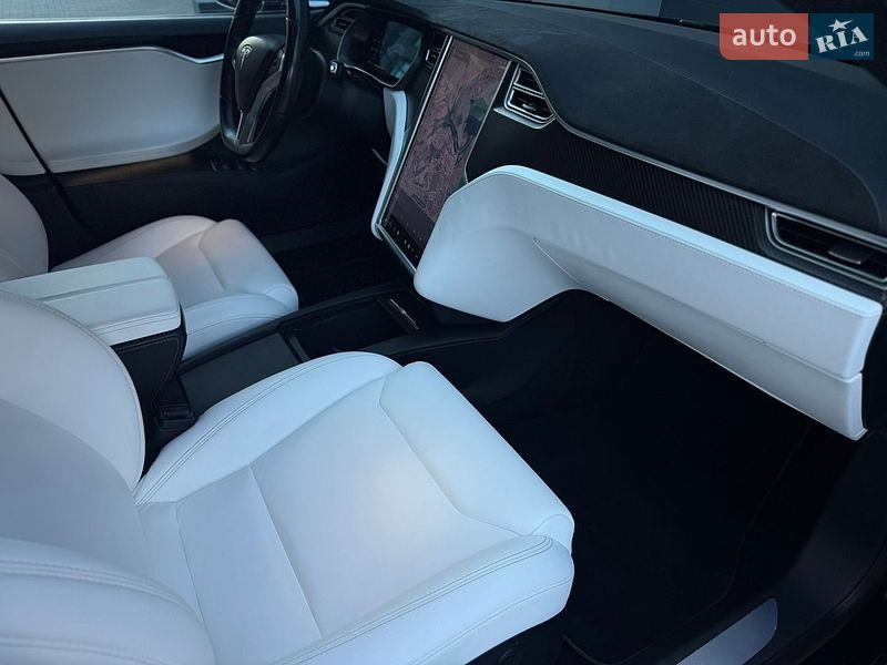 Ліфтбек Tesla Model S 2017 в Тернополі