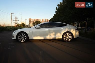 Лифтбек Tesla Model S 2015 в Киеве