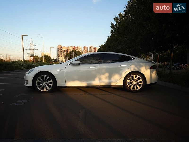 Лифтбек Tesla Model S 2015 в Киеве