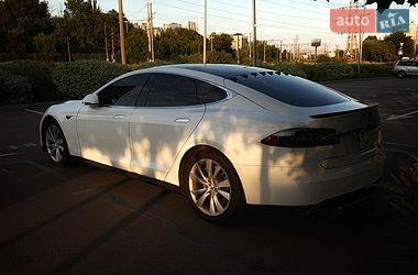 Лифтбек Tesla Model S 2015 в Киеве