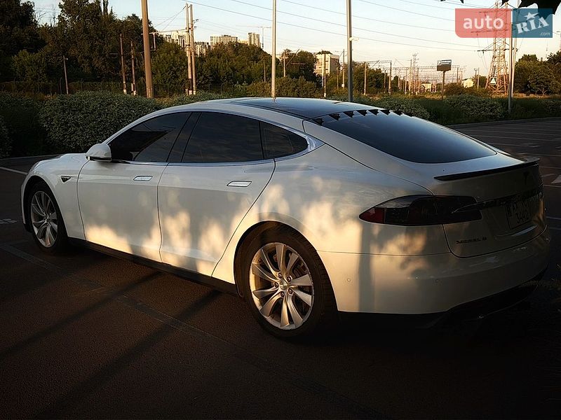 Лифтбек Tesla Model S 2015 в Киеве