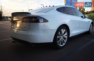 Лифтбек Tesla Model S 2015 в Киеве