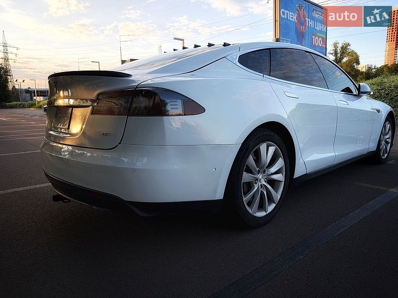 Лифтбек Tesla Model S 2015 в Киеве