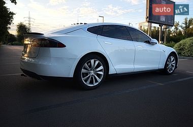 Лифтбек Tesla Model S 2015 в Киеве