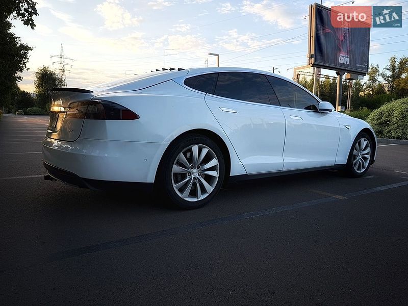 Лифтбек Tesla Model S 2015 в Киеве
