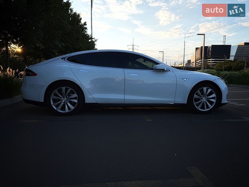 Лифтбек Tesla Model S 2015 в Киеве