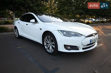 Лифтбек Tesla Model S 2015 в Киеве