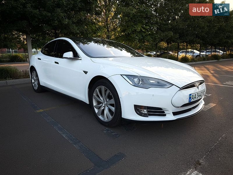 Лифтбек Tesla Model S 2015 в Киеве