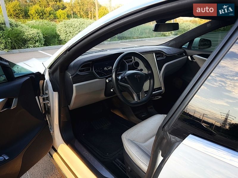 Лифтбек Tesla Model S 2015 в Киеве