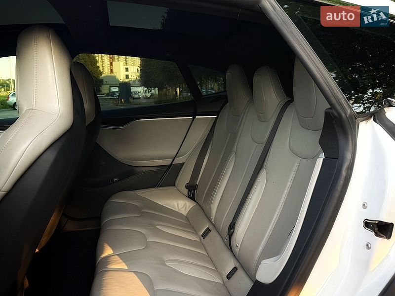Лифтбек Tesla Model S 2015 в Киеве