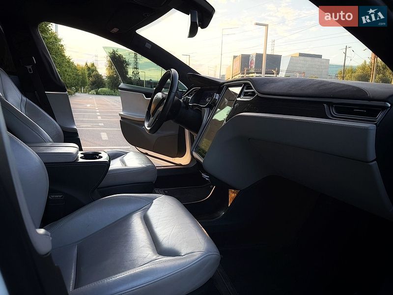 Лифтбек Tesla Model S 2015 в Киеве