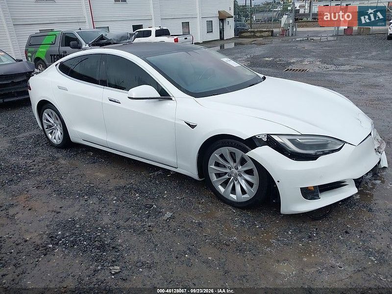 Лифтбек Tesla Model S 2017 в Ивано-Франковске