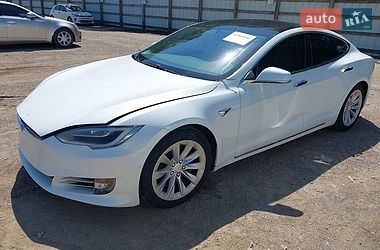 Лифтбек Tesla Model S 2018 в Черновцах
