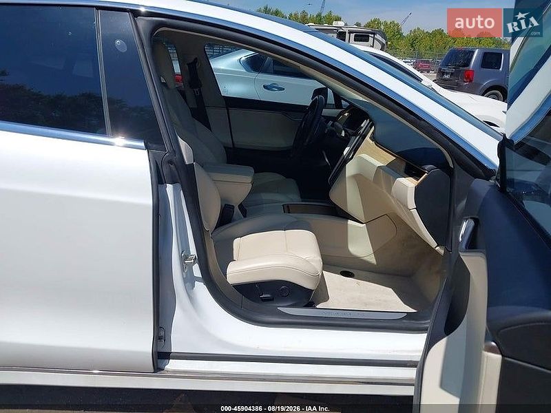Лифтбек Tesla Model S 2018 в Черновцах
