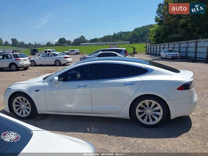 Лифтбек Tesla Model S 2018 в Черновцах