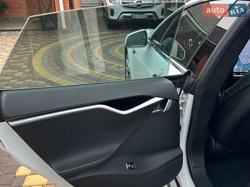Лифтбек Tesla Model S 2016 в Кропивницком