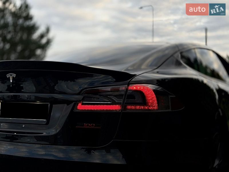 Лифтбек Tesla Model S 2017 в Львове