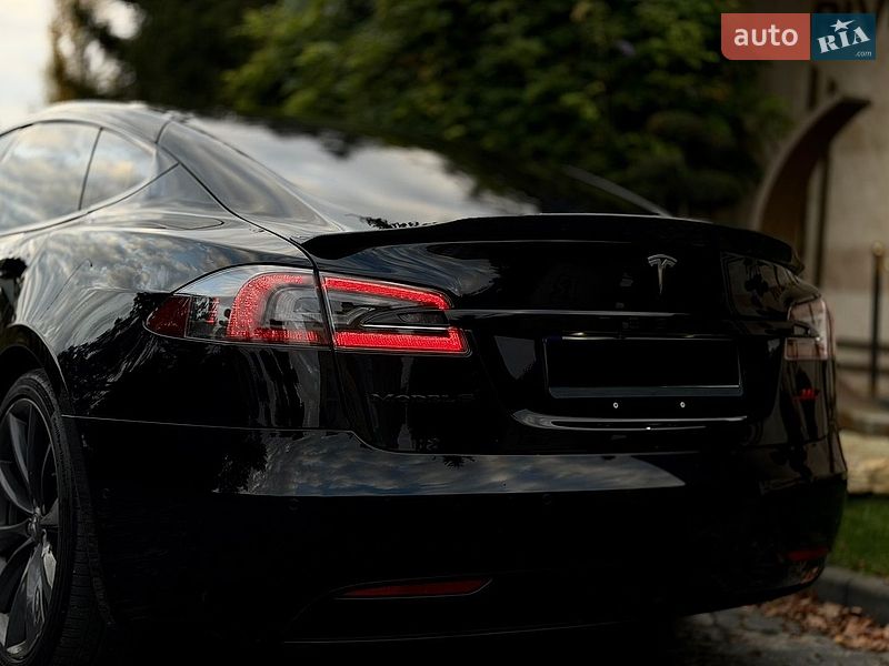 Лифтбек Tesla Model S 2017 в Львове