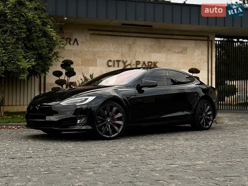 Лифтбек Tesla Model S 2017 в Львове