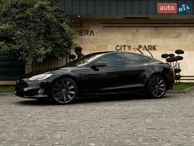 Лифтбек Tesla Model S 2017 в Львове