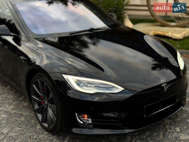 Лифтбек Tesla Model S 2017 в Львове