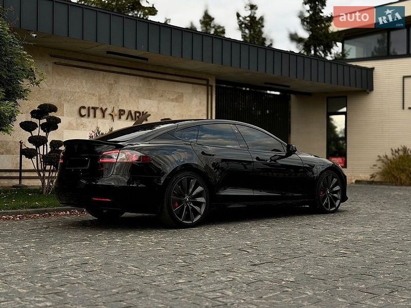 Лифтбек Tesla Model S 2017 в Львове