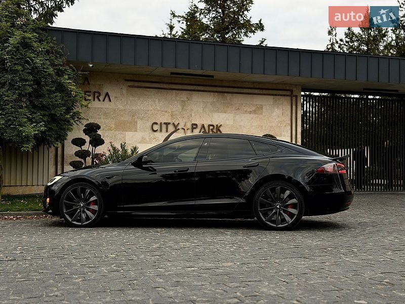 Лифтбек Tesla Model S 2017 в Львове