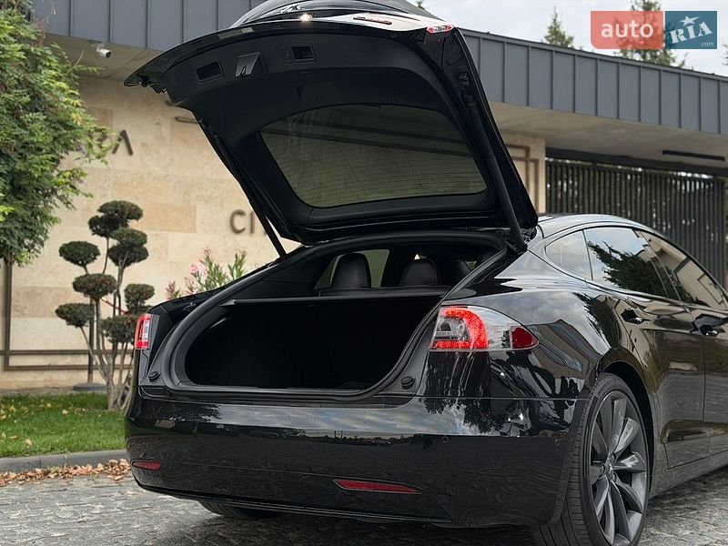 Лифтбек Tesla Model S 2017 в Львове