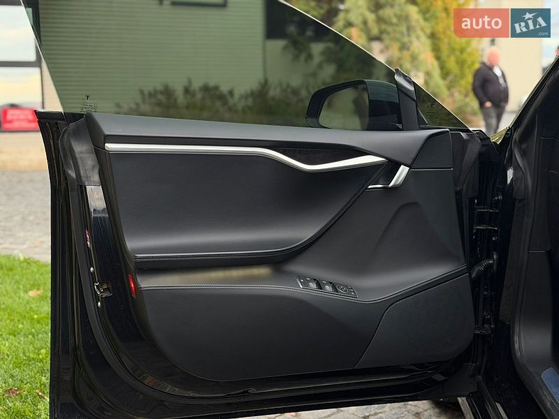 Лифтбек Tesla Model S 2017 в Львове