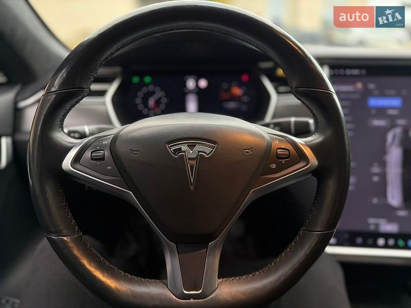 Лифтбек Tesla Model S 2017 в Львове