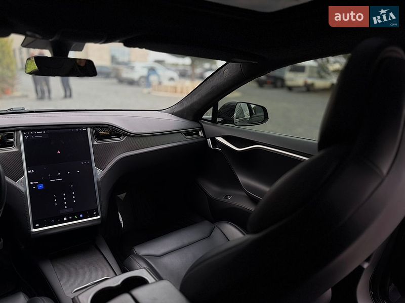 Лифтбек Tesla Model S 2017 в Львове