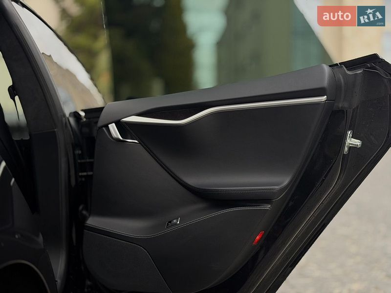 Лифтбек Tesla Model S 2017 в Львове