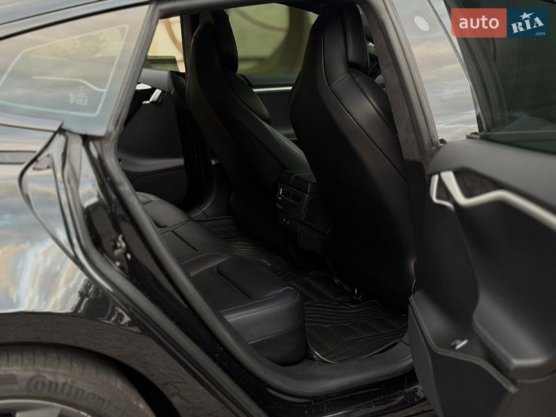 Лифтбек Tesla Model S 2017 в Львове