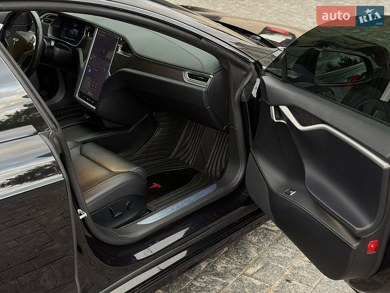 Лифтбек Tesla Model S 2017 в Львове