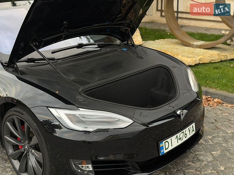 Лифтбек Tesla Model S 2017 в Львове