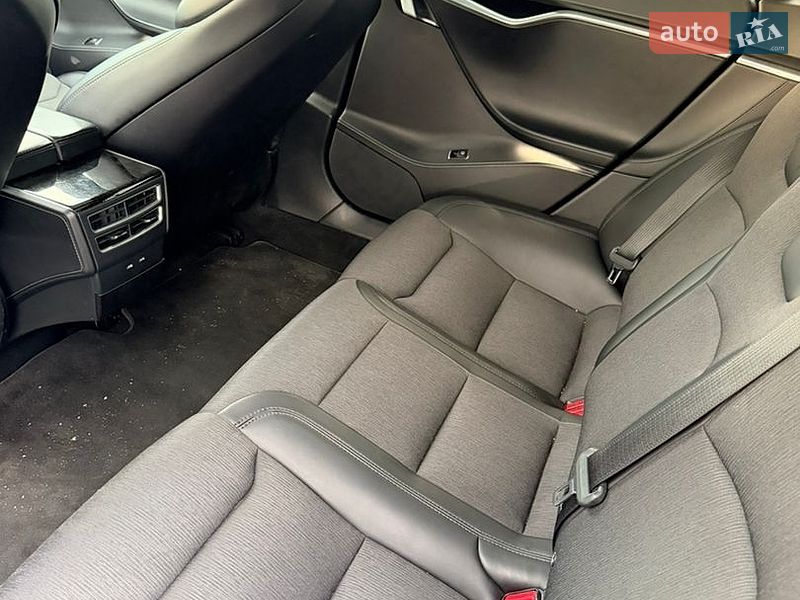 Лифтбек Tesla Model S 2018 в Львове
