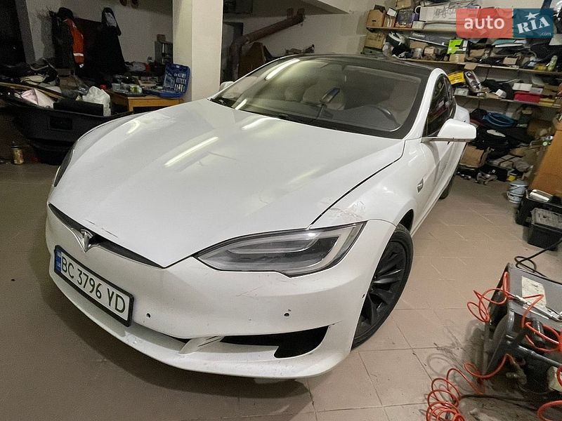 Лифтбек Tesla Model S 2018 в Бродах