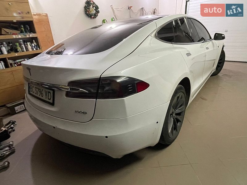 Лифтбек Tesla Model S 2018 в Бродах