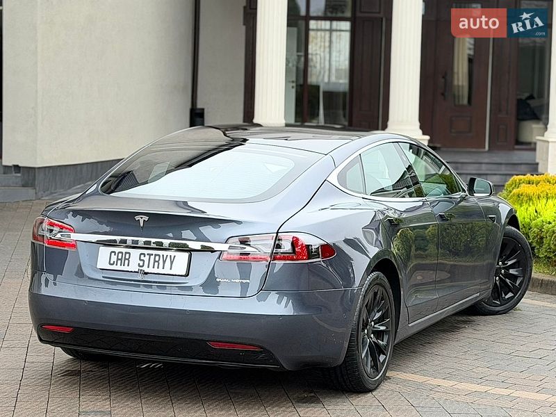 Ліфтбек Tesla Model S 2020 в Стрию