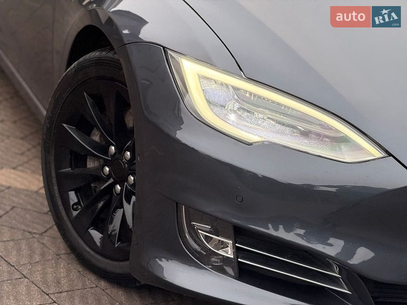 Ліфтбек Tesla Model S 2020 в Стрию