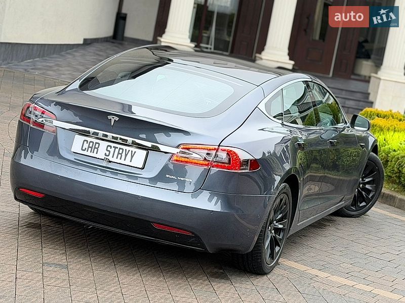 Ліфтбек Tesla Model S 2020 в Стрию