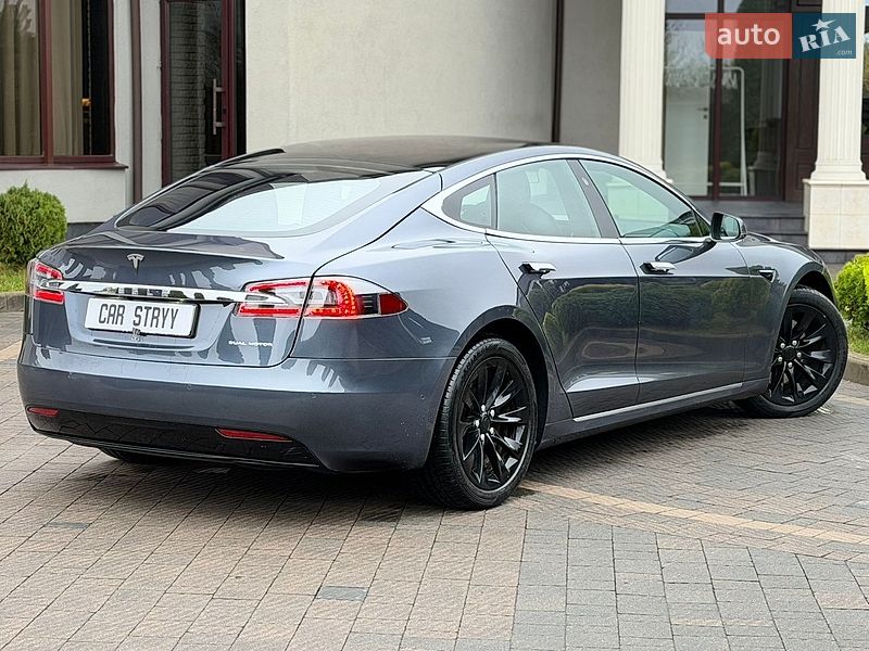 Ліфтбек Tesla Model S 2020 в Стрию