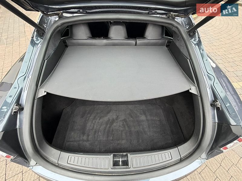 Ліфтбек Tesla Model S 2020 в Стрию