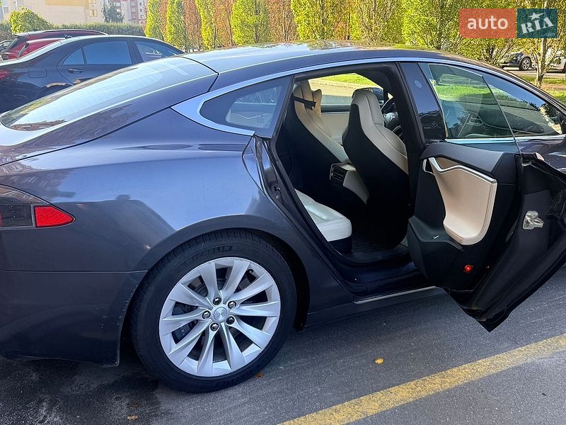 Ліфтбек Tesla Model S 2017 в Києві