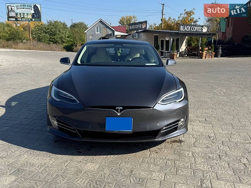 Лифтбек Tesla Model S 2017 в Киеве