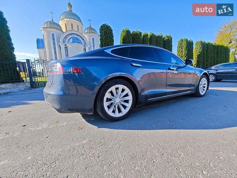 Лифтбек Tesla Model S 2015 в Львове